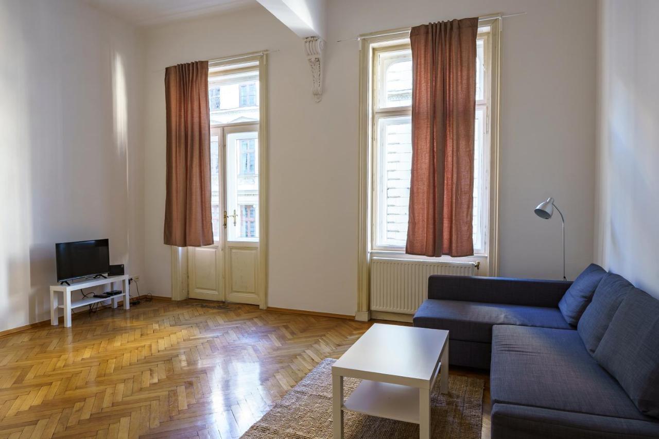 1060 Apartment *