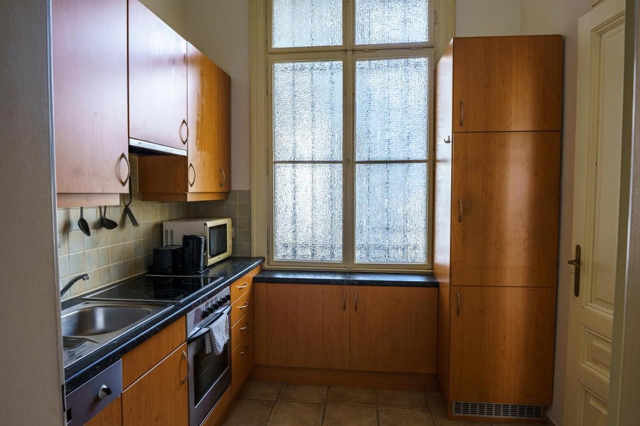 1060 Apartment *