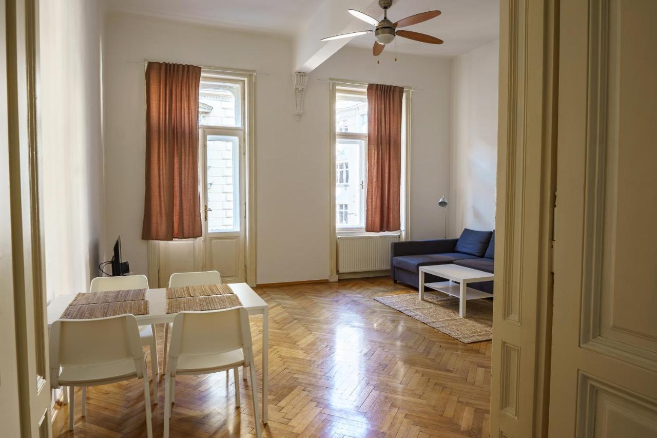 1060 Apartment *