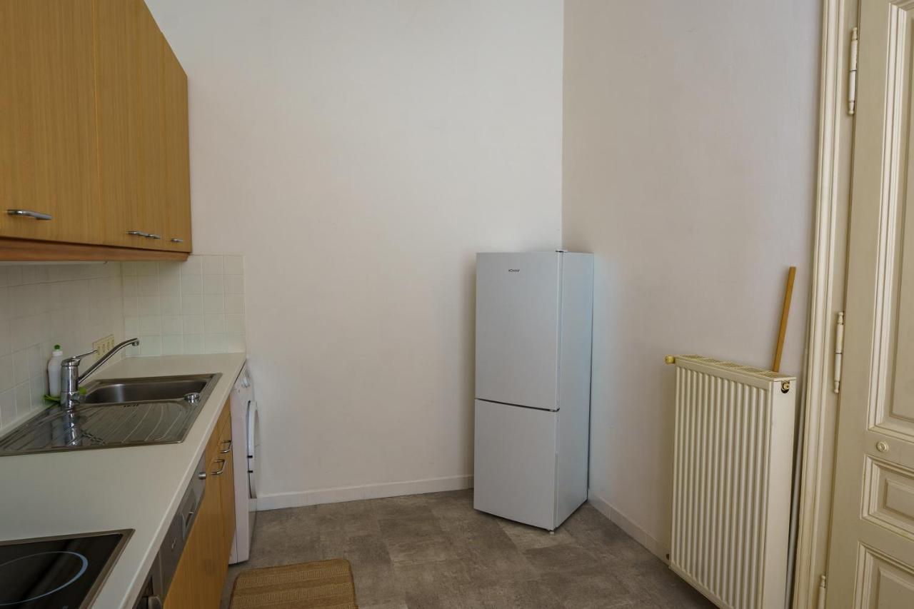Apartment 1060 *